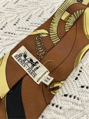 Authentic Hermès Paris "Eperon D'Or" Silk
Tie - Vintage Brown